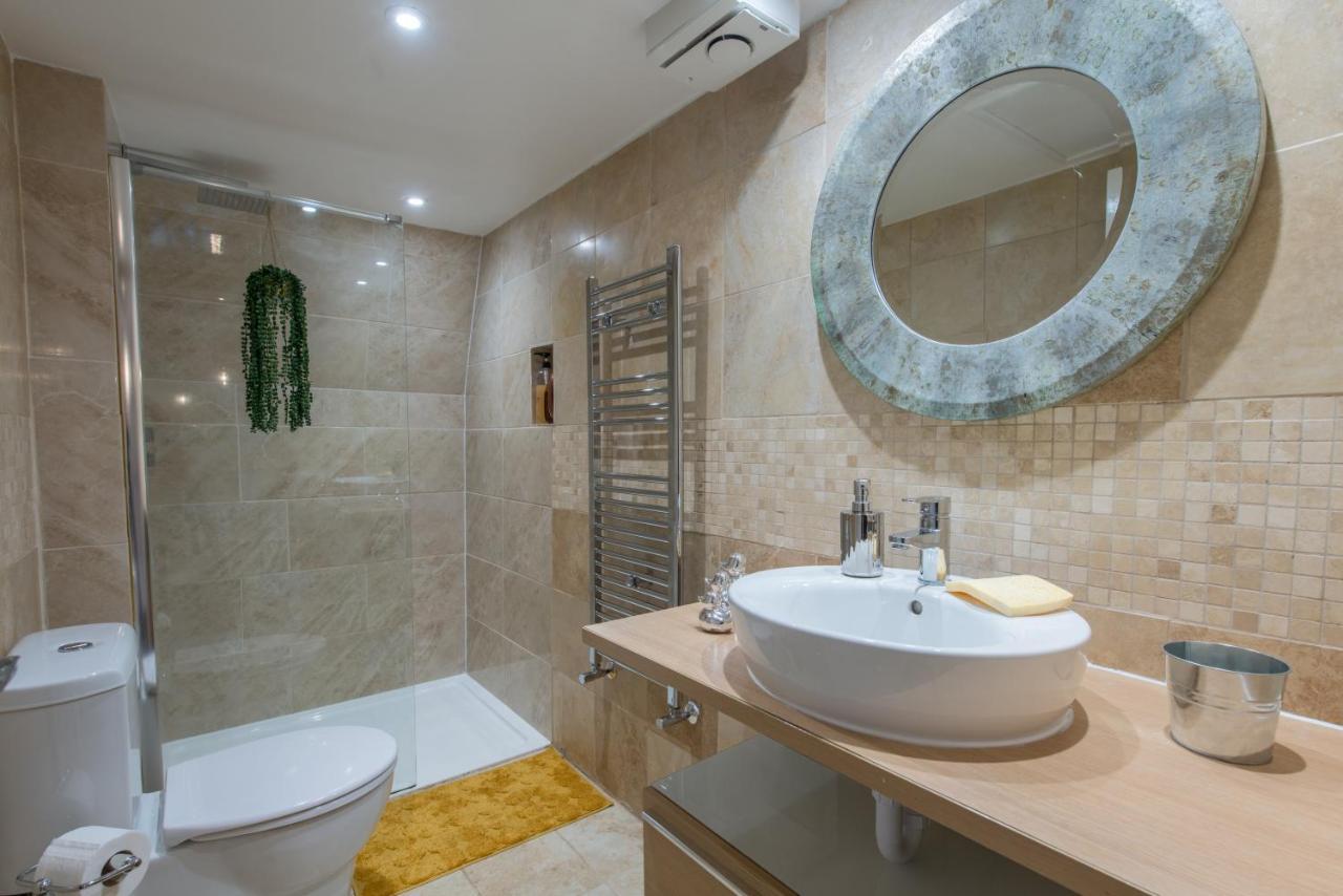 Luxe Maisonette- Parking, 4K Tvs, Leds, Local Snacks And More! Bath Exterior photo